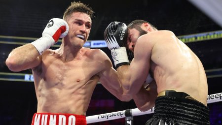 Arthur Beterbiev yeddi turda Callum Smith ' i nokauta saldı, nokaut seriyasını davam etdirdi və dünya adını qazandı