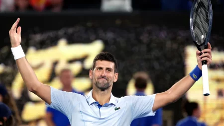 Novak Cokoviç yalnız üç oyunda məğlub oldu və Roger Federerin rekorduna bərabərləşdi və Avstraliya Açıq dörddəbir finalına yüksəldi