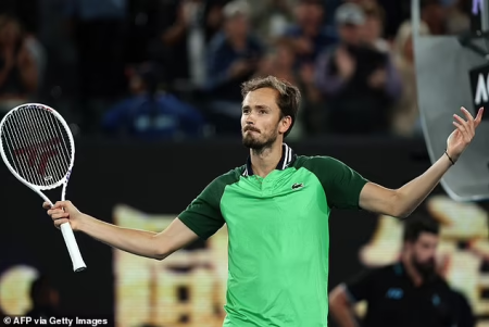 Daniil Medvedev iki setdə oynadı, dörd saatlıq eposda Alexander Zverev ' i məğlub etdi və Yannick Sinnerə qarşı Avstraliya Açıq finalına çıxdı